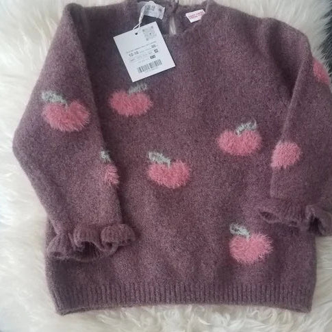 كنزه متناسقان بلون وردي باهت مع ملصقات الكنزه مزينة برسومات الكرز  ياقه مزخرفة وكشكشه على الأكمام